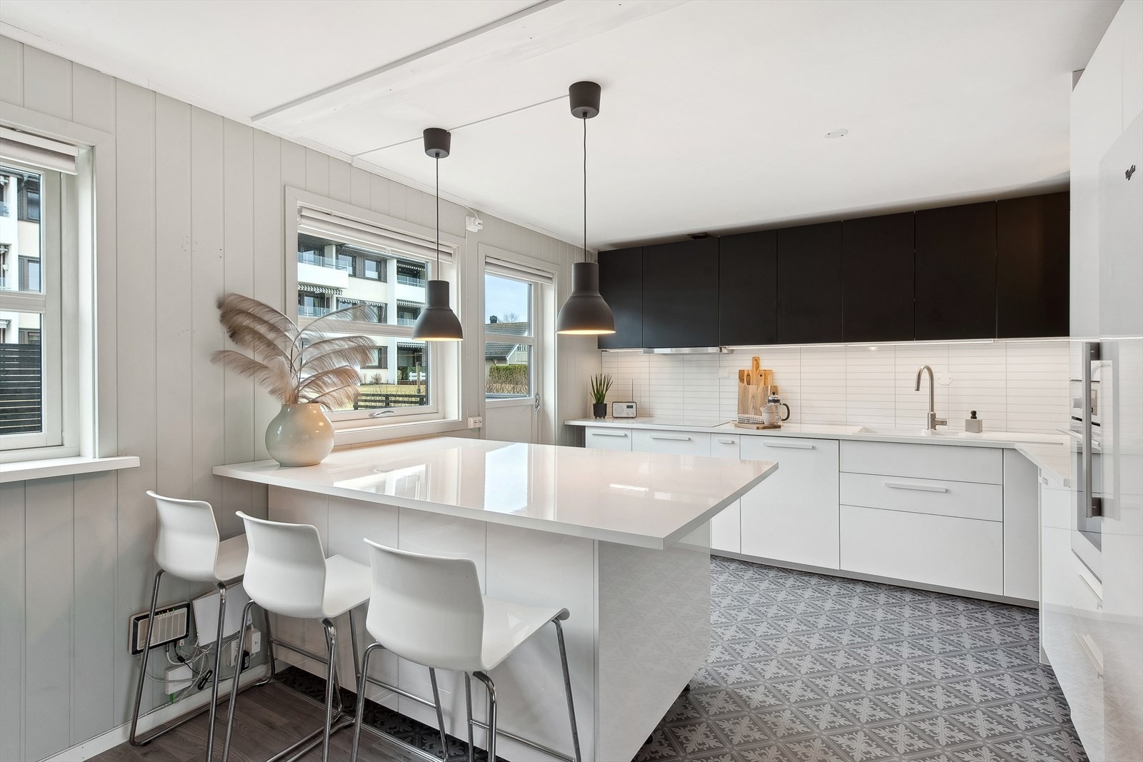 Pent og velutstyrt IKEA kjøkken, innredning med fin kjøkkenøy, overskap, underskap, skuffer, glatte fronter, laminert benkeplate, kompositt kum, ettgreps blandebatteri og opplegg for oppvaskmaskin. Galleribilde