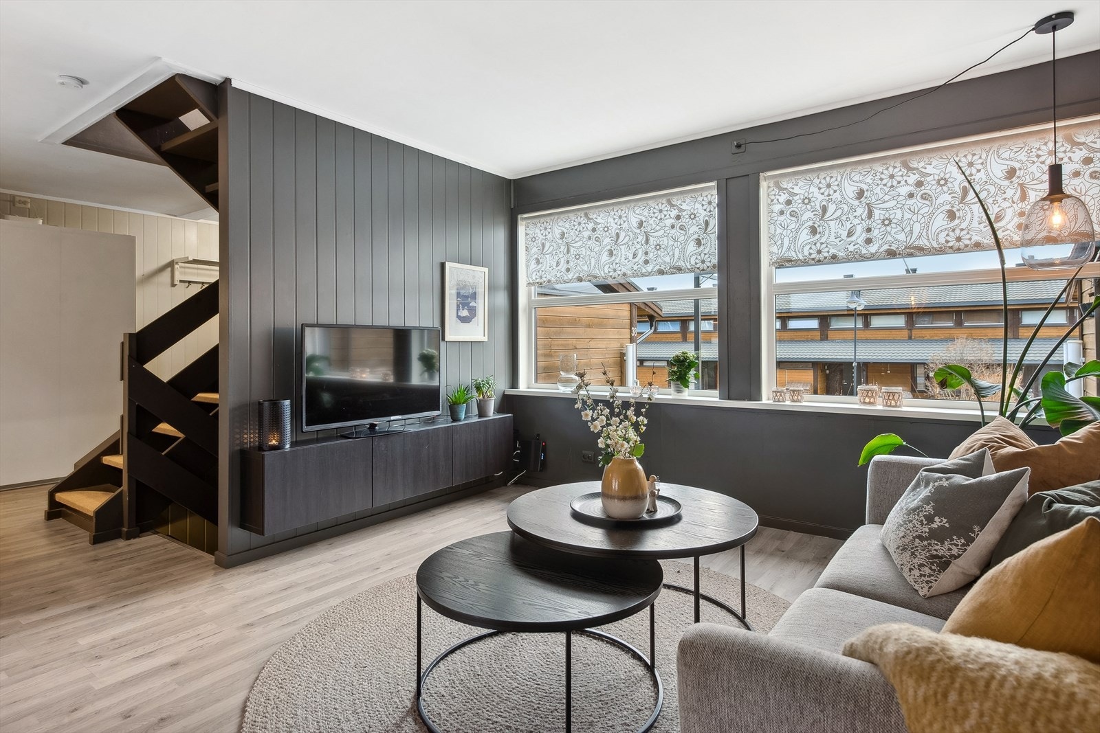 Fin og romslig stue med store vindusflater som gir godt med lysinnslipp. Galleribilde