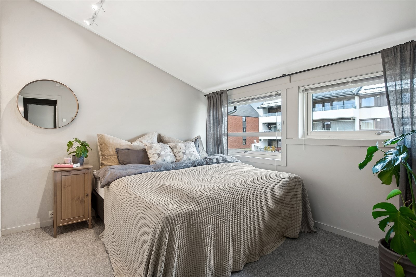 Hovedsoverom med plass til dobbeltseng og nattbord. Galleribilde