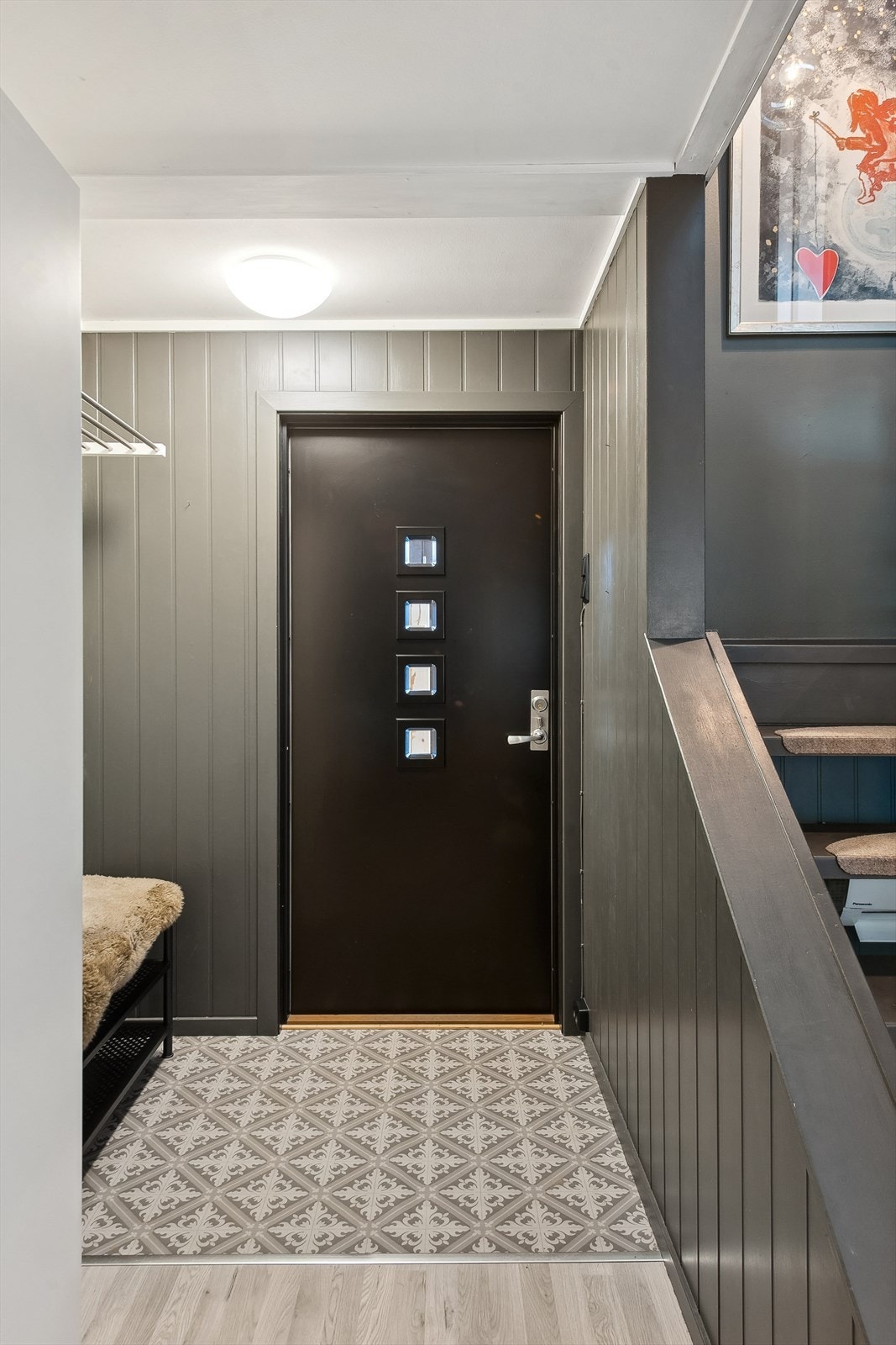 Trivelig entrè som ønsker deg velkommen inn, god plass til å henge fra seg ytterklær! Galleribilde