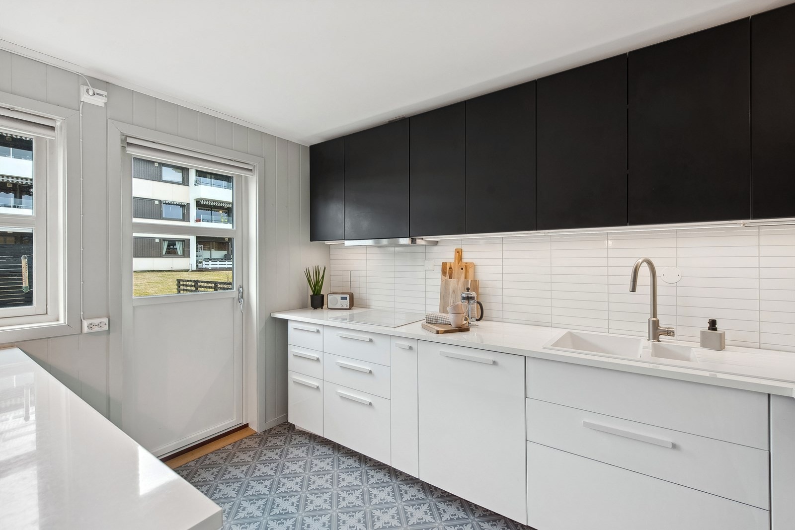 God skap- og benkeplass. Utgang til herlig og solrik terrasse! Galleribilde