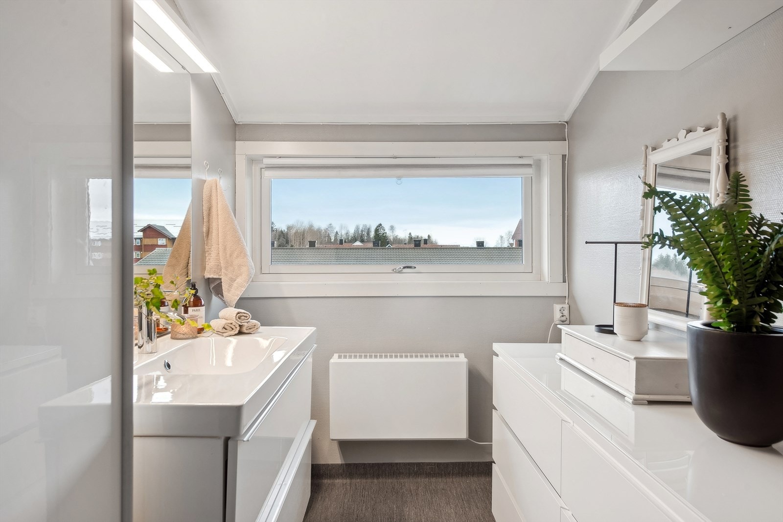 2. etasje har delikat og tidløst bad med malte vegger og våtromsbelegg på gulv. Galleribilde