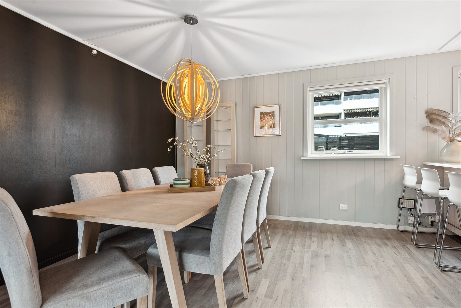 Koselig spiseplass, her inviteres det til en rolig kopp med morgenkaffe - Eller en rask matbit til folk på farten. Galleribilde