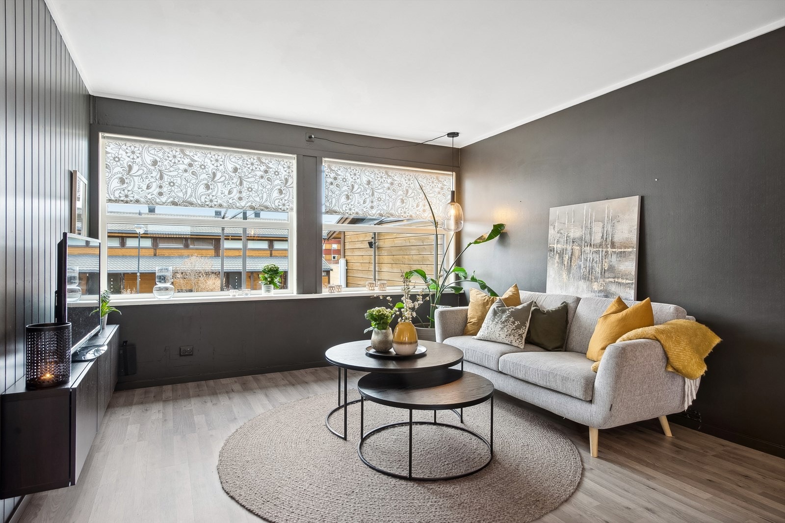 God plass til sofagruppe og tv-møblement. Et rom for avkobling og hygge! Galleribilde