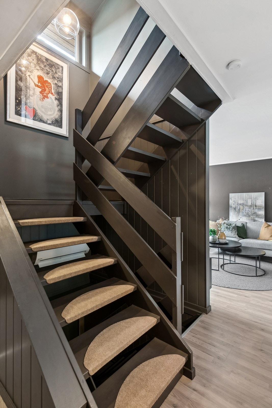 Dekorativ trapp, opp til 2. etasje og ned til kjeller. Luft-luft varmepumpe. Galleribilde