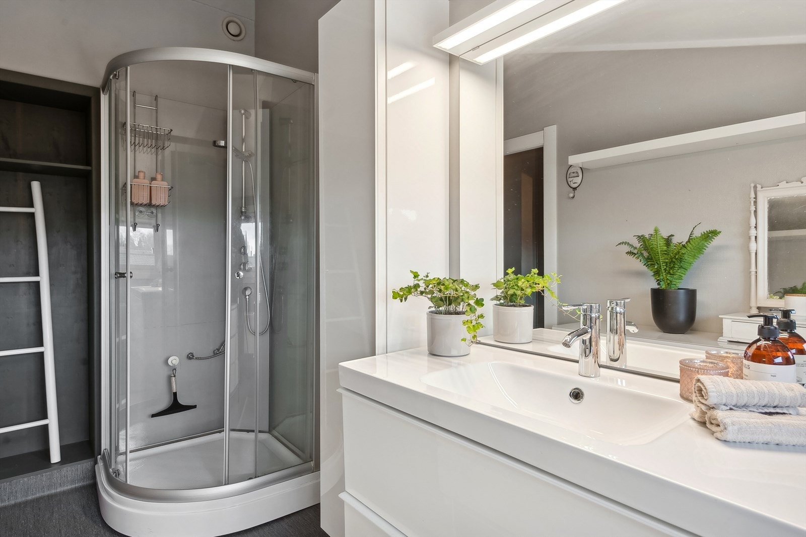 Rommet har baderomsinnredning og dusjkabinett. Panelovn. Overflater, installasjoner og komponenter fra 2016. Det foreligger ingen dokumentasjon på utførelse. Et godt sted å starte dagen! Galleribilde