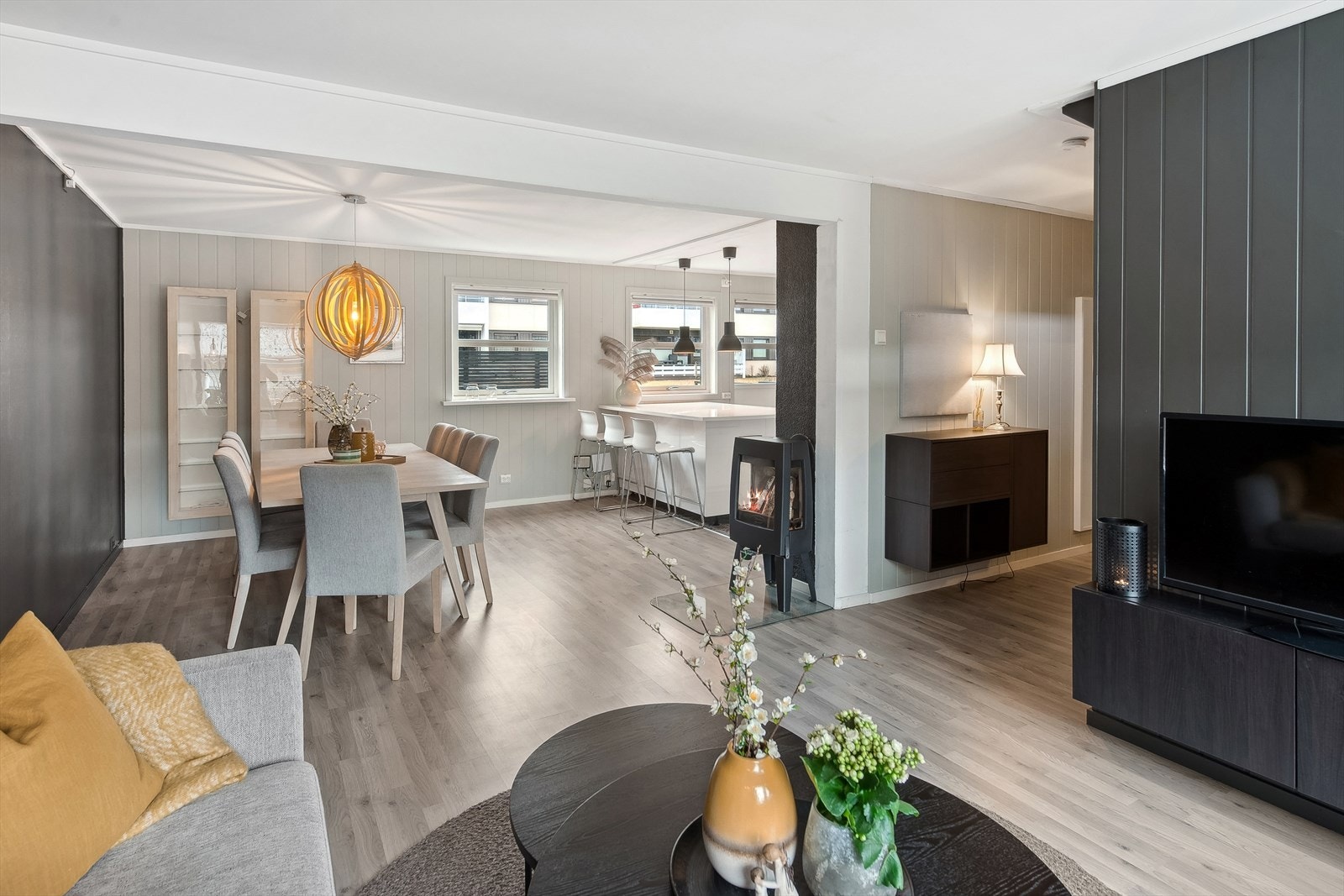 Åpen og sosial stue- og kjøkkenløsning, dette gir et personlig preg! Lun og effektiv peisovn, denne varmer godt hele året. Galleribilde