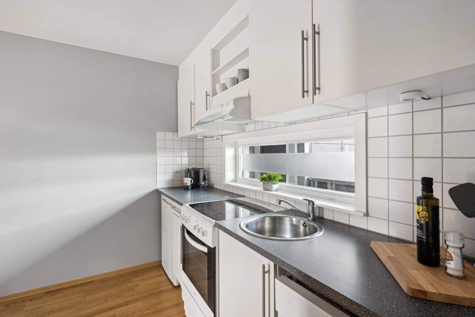 Oppvaskkummen er av stål med ett-greps blandebatteri og plast avløpsrør. Galleribilde