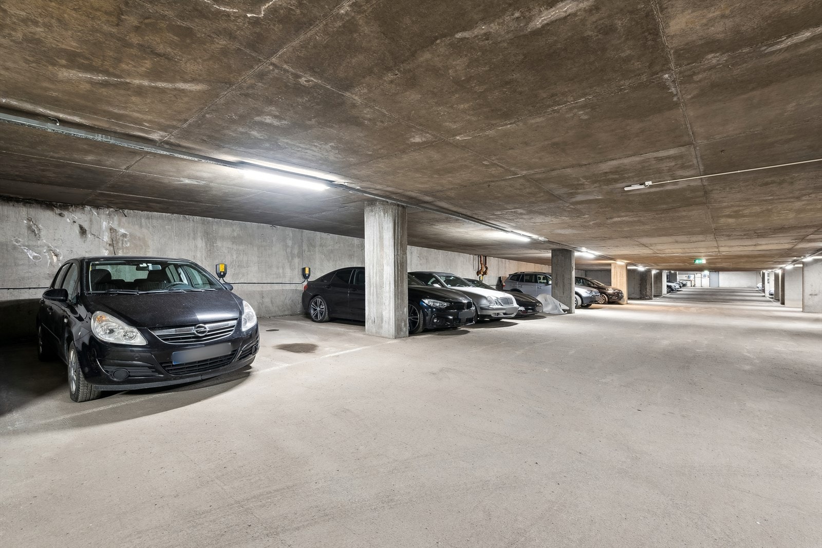 Til leiligheten medfølger en praktisk garasjeplass i kjelleren. Her er det også mulighet for å installere en elbillader. Galleribilde