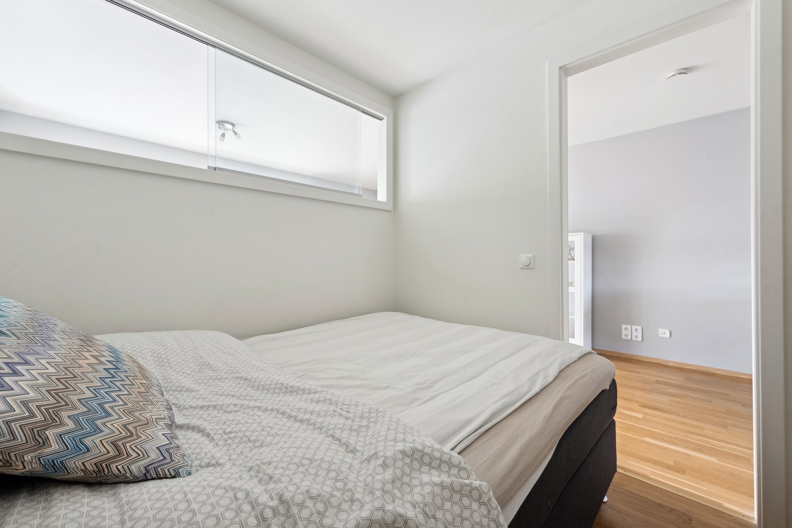 Her er det god oppbevaringsplass for klær og diverse, noe som gjør rommet både funksjonelt og koselig. Galleribilde