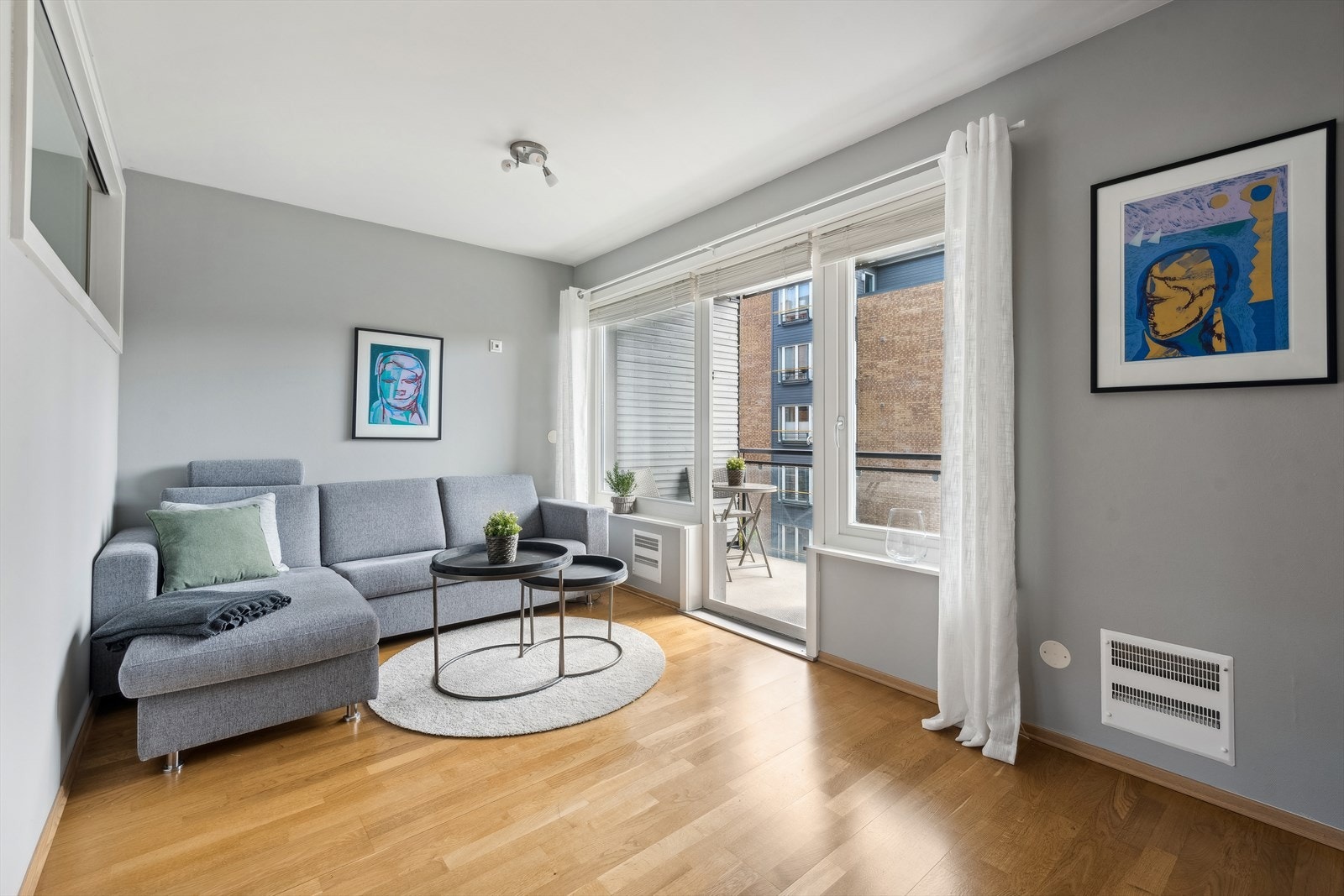 Store vindusflater slipper inn rikelig med naturlig lys, og rommet har plass til både et TV-hjørne, spiseplass og en komfortabel sofagruppe. Galleribilde