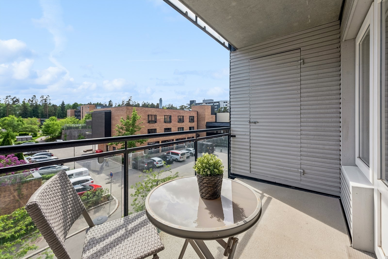 Her har du plass til en mindre sittegruppe med tilhørende møblement. Videre har leiligheten en bod på balkongen, som måler 1,8m². Galleribilde