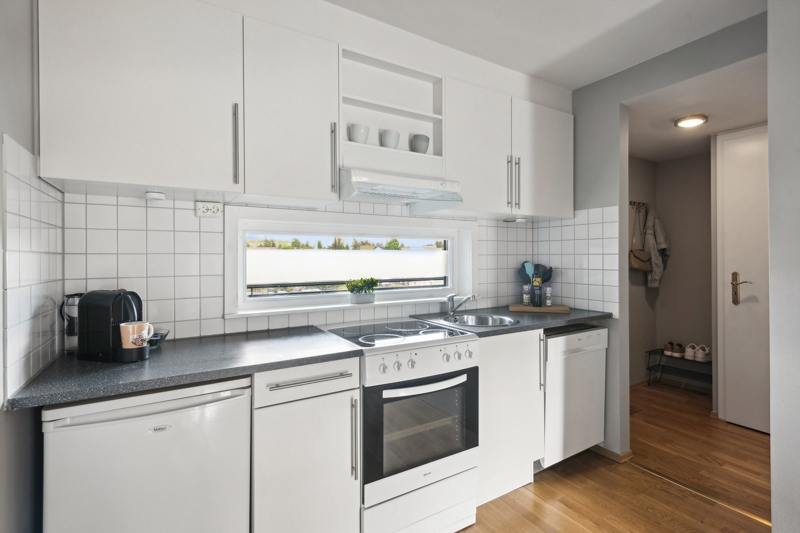 Kjøkkenet er utstyrt med frittstående komfyr, kjøleskap og oppvaskmaskin, samt en ventilator over komfyren som er koblet til felles avtrekksanlegg. Galleribilde