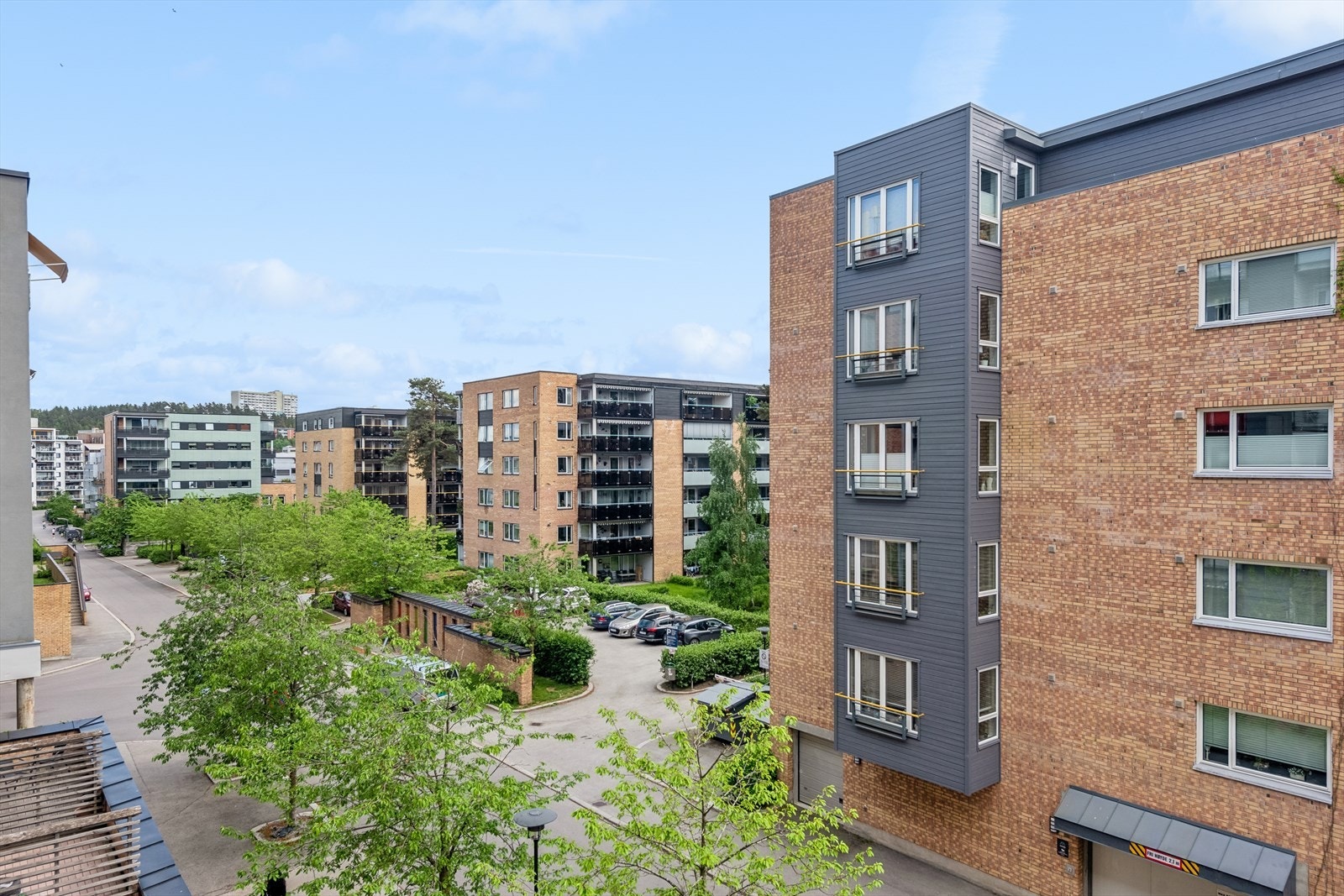 Utsikt fra balkongen mot sameiets fellesarealer. Galleribilde