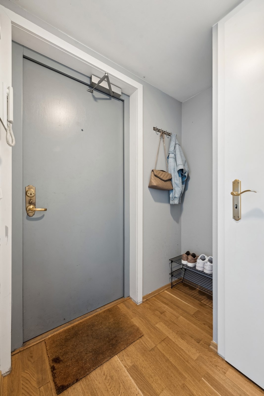 Leiligheten har adkomst til etasjen via både heis og felles trapper. Du ønskes velkommen inn i en koselig entré med god plass til å henge fra deg yttertøy og sko. Galleribilde