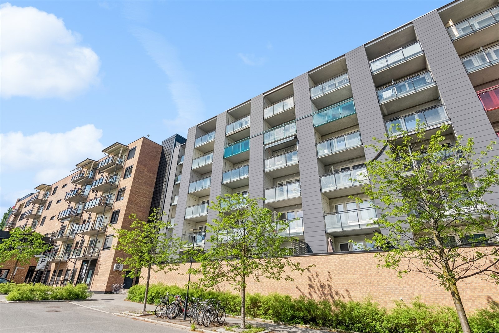 Sentral og attraktiv beliggenhet på Rolvsrud Park i Lørenskog kommune. Området har nærhet til skoler, barnehager, rekreasjonsområder, offentlig kommunikasjon og servicetilbud! Galleribilde