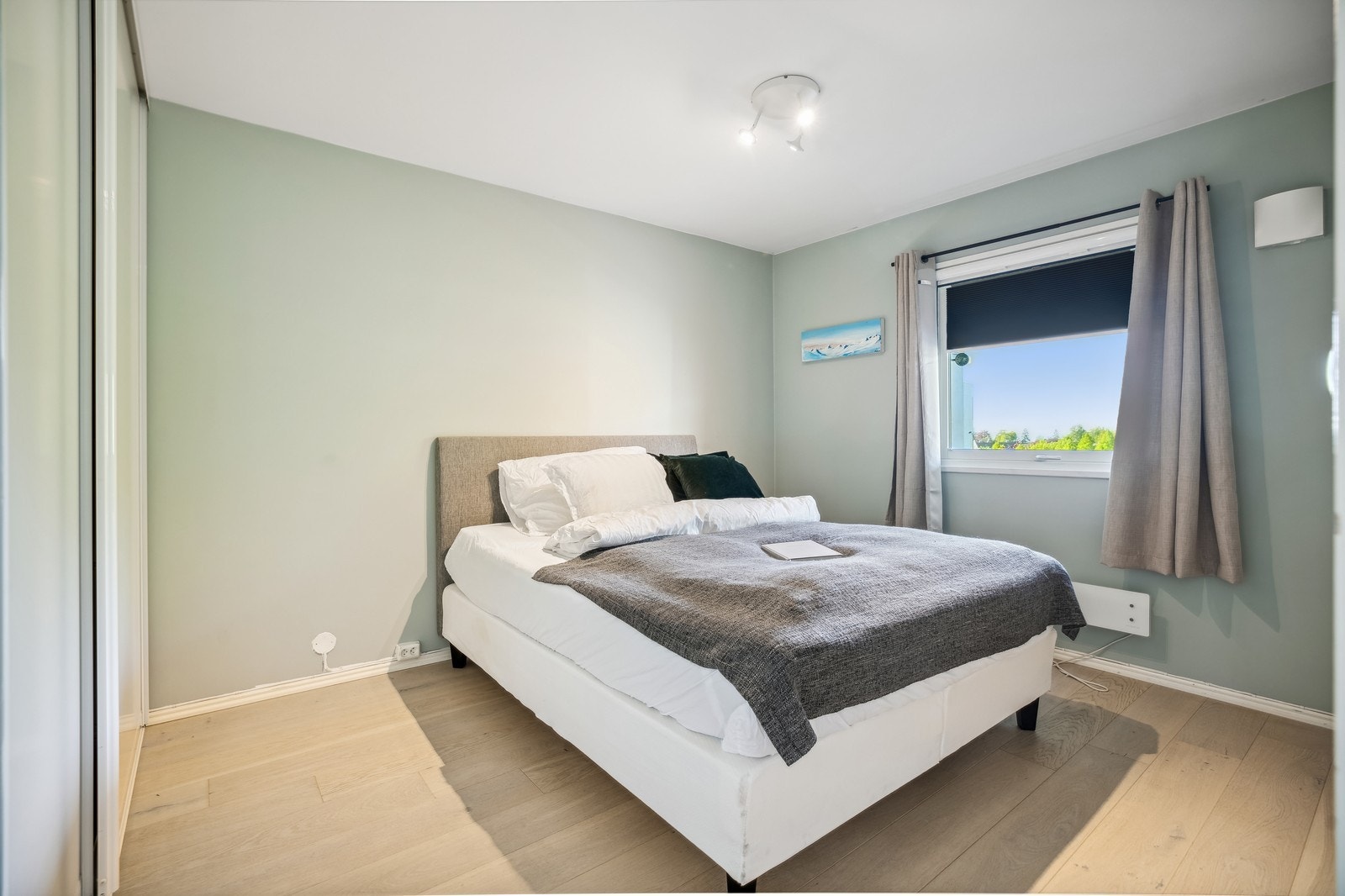 Romslig soverom med skyvedørsgarderobe. Galleribilde