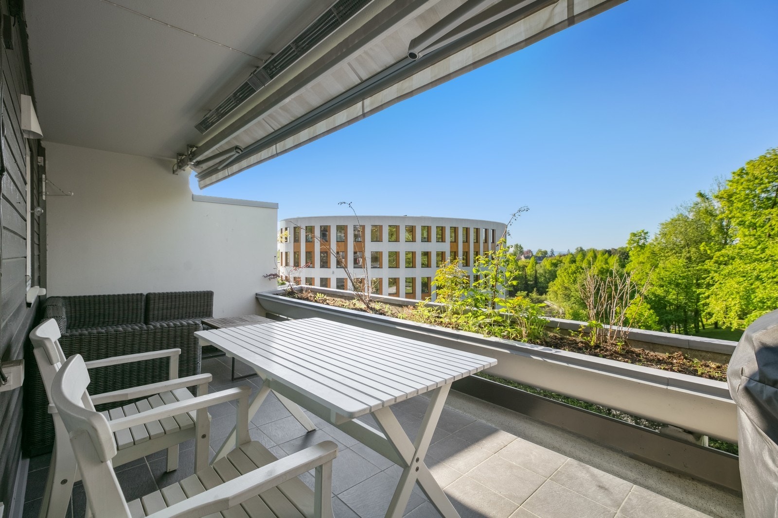 Romslig balkong på ca 15 kvm med gode solforhold. Galleribilde