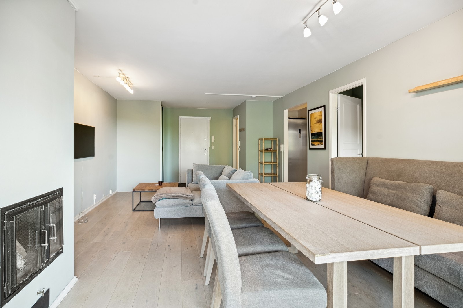 En romslig 2-roms i toppetasjen av bygget. Galleribilde