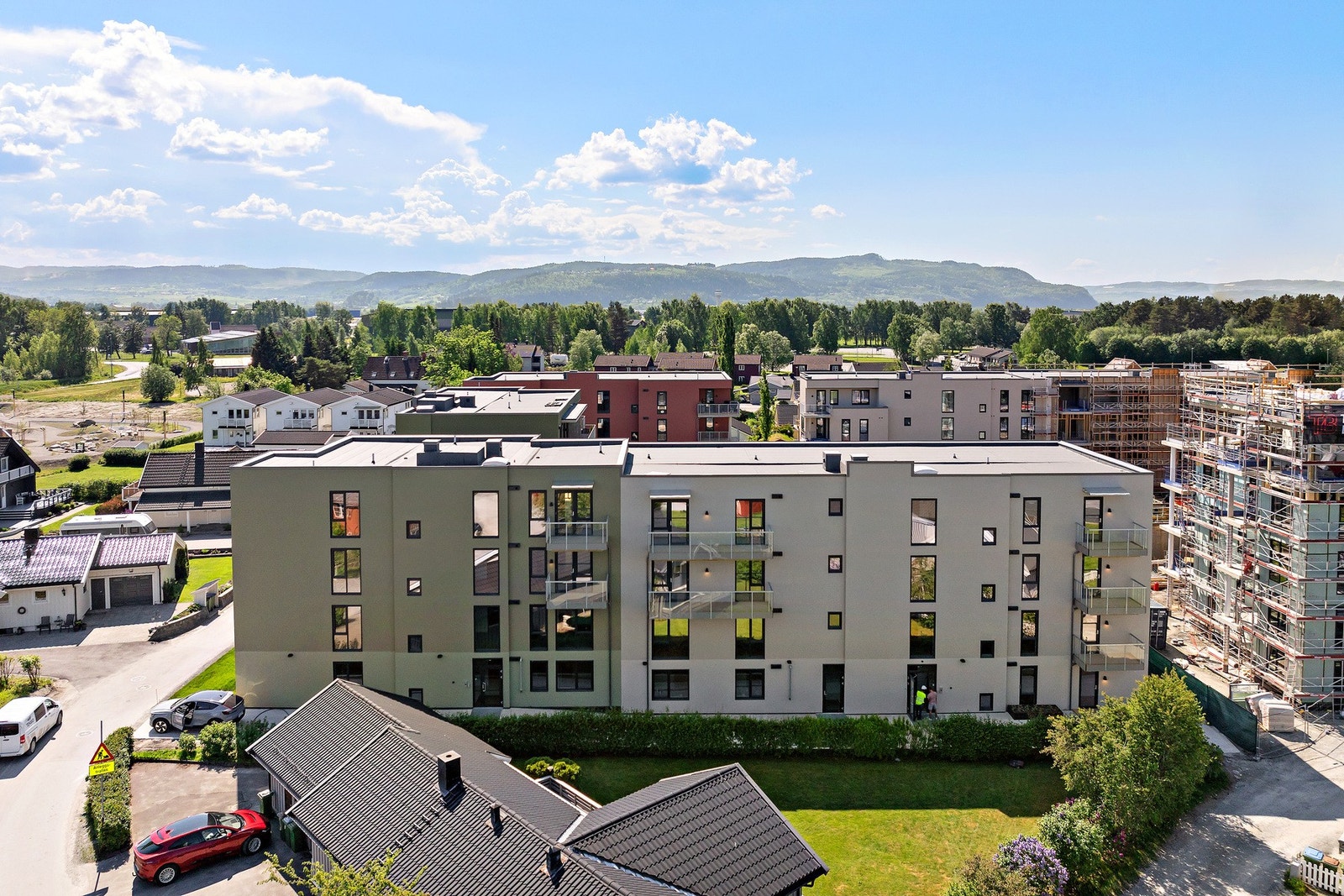 Matbutikken Coop Extra er kun en liten gåtur fra leiligheten - Se 360-visning i annonsen for oversikt over nærområdet. Galleribilde