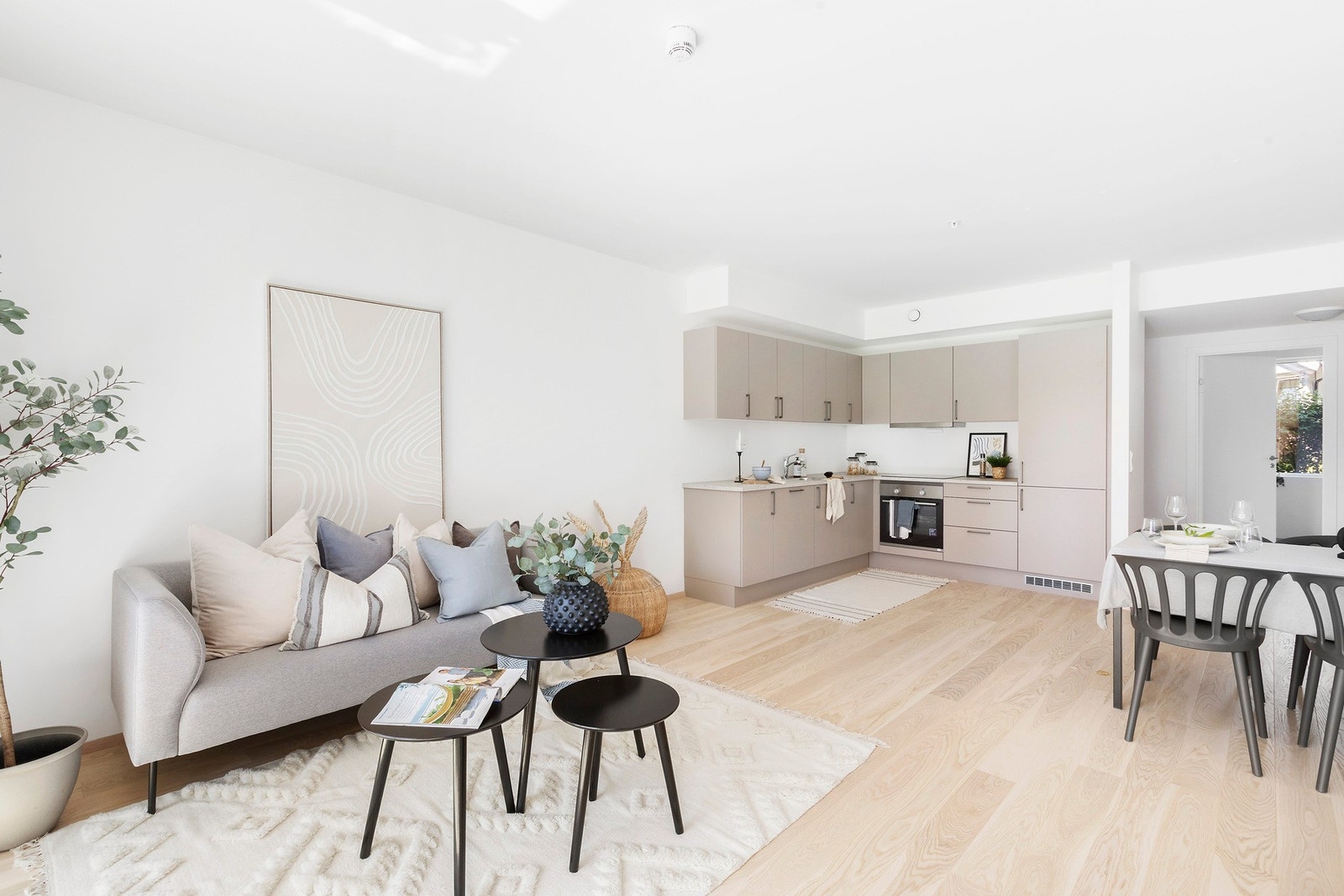 En lys og nyoppført 4-roms leilighet med fin beliggenhet og enkel adkomst på bakkeplan. Galleribilde