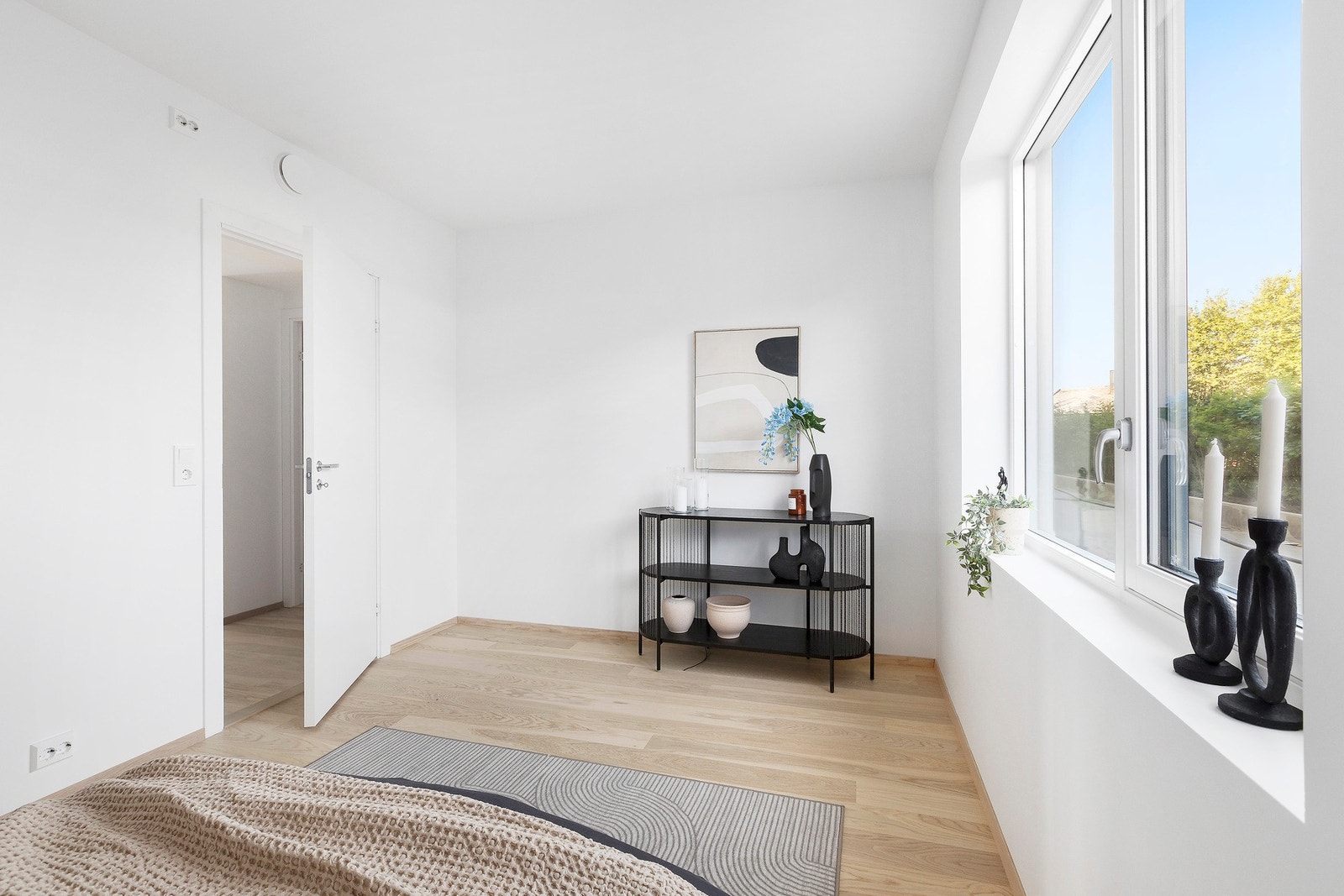 Romslig soverom med god plass til garderobeinnredning. Galleribilde