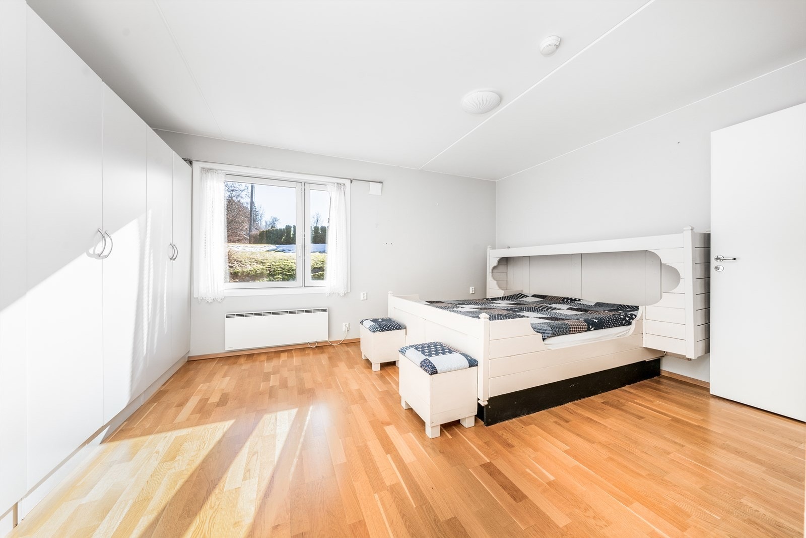 Leiligheten har tre lys og pene soverom. Galleribilde