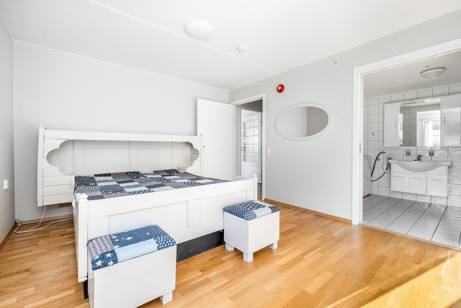 Fra soverommet er det enkel adkomst il badet. Galleribilde