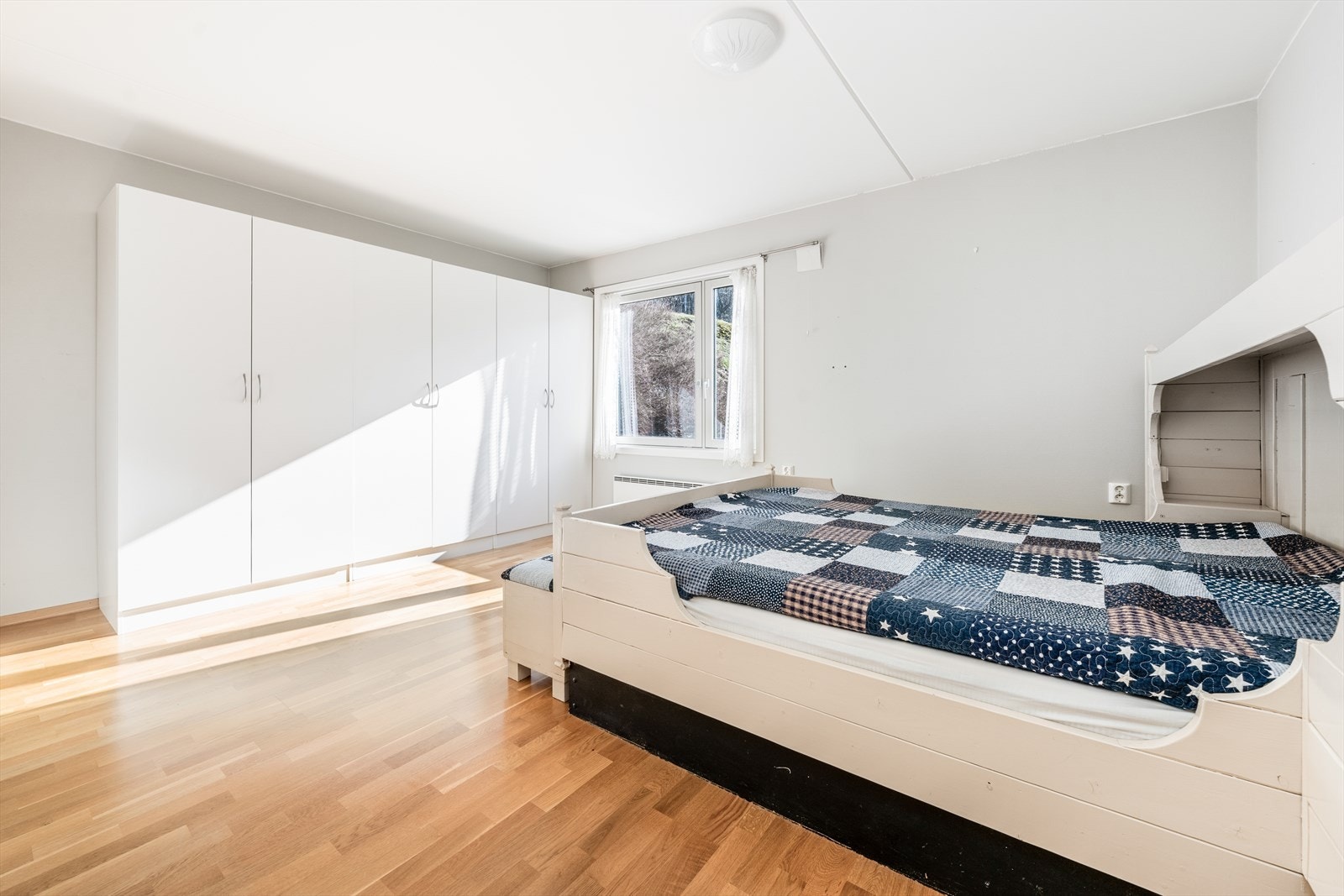 Hovedsoverommet har god plass til dobbeltseng. Galleribilde