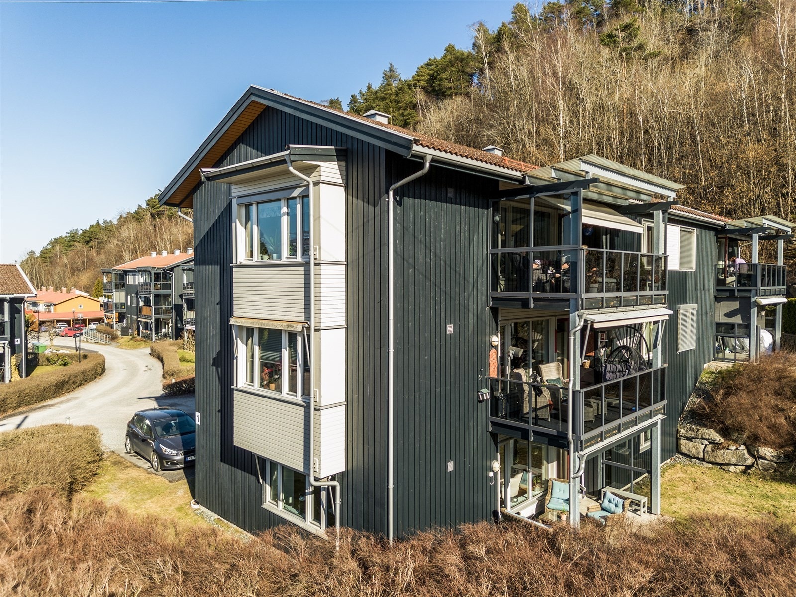 Fra boligen er det kort gangavstand til Skrukkerød Gård og Sykehuset Telemark. Området kan by på fine turområder med merkede turstier like ved. Galleribilde