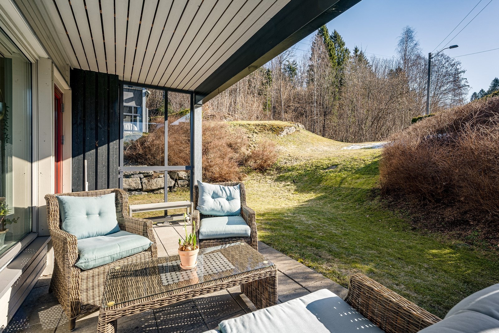 En lys og delikat, tilrettelagt leilighet med alle fasiliteter på en flate. Leiligheten har gode vindusflater og en lun og solrik markterrasse. Galleribilde