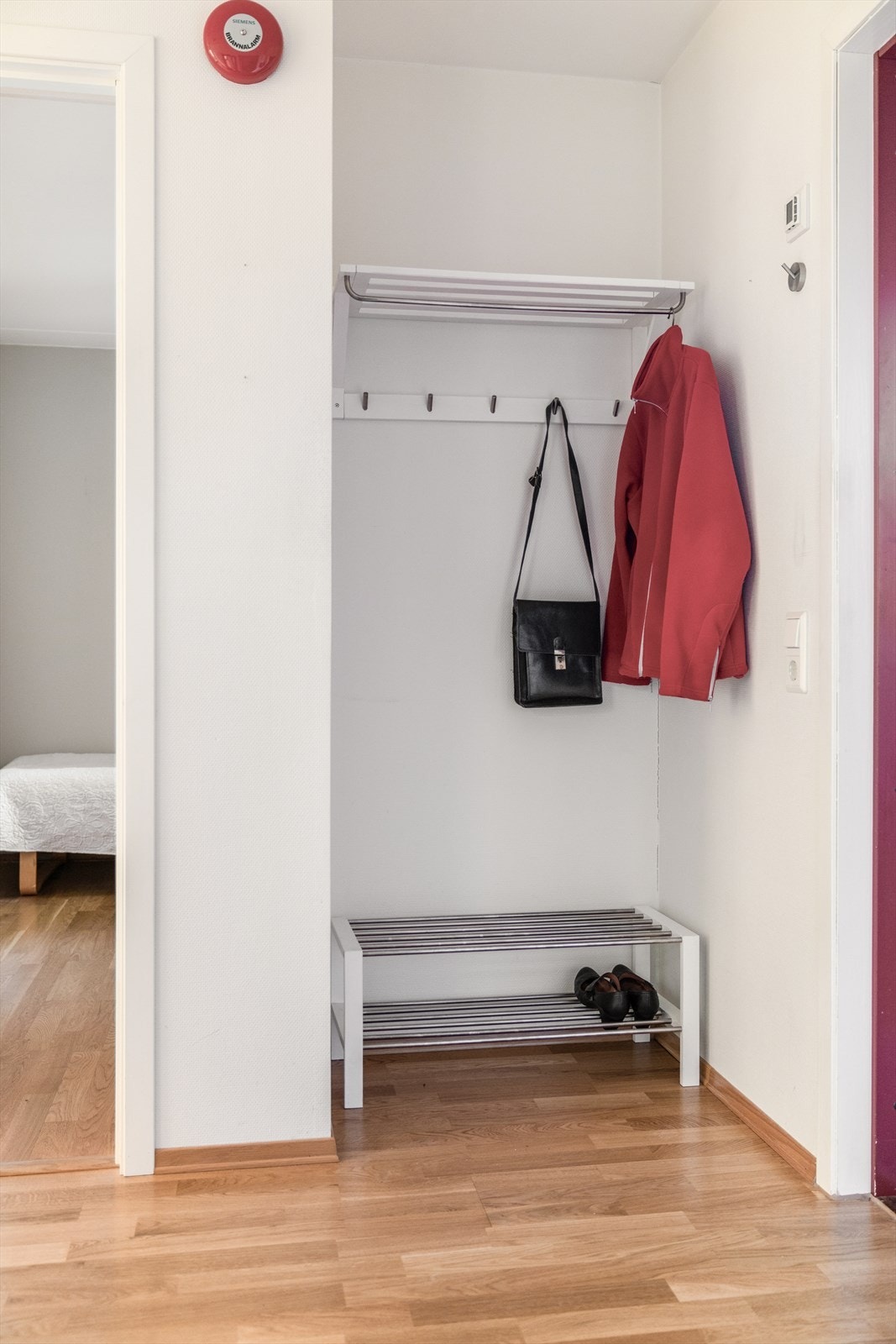 Her er det god plass til å sette fra seg sko og henge fra seg yttertøy. Galleribilde