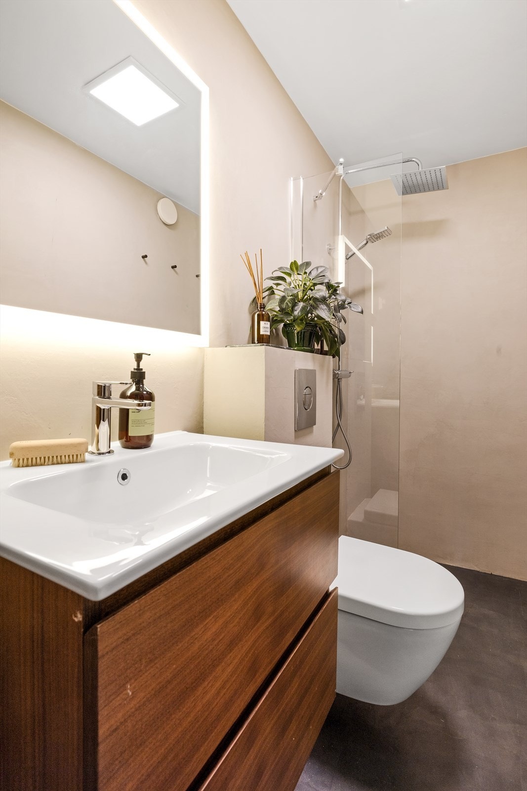 - Badet ble oppgradert i 2021 med nye baderomsmøbler og mikrosement på gulv og veggflater - Galleribilde