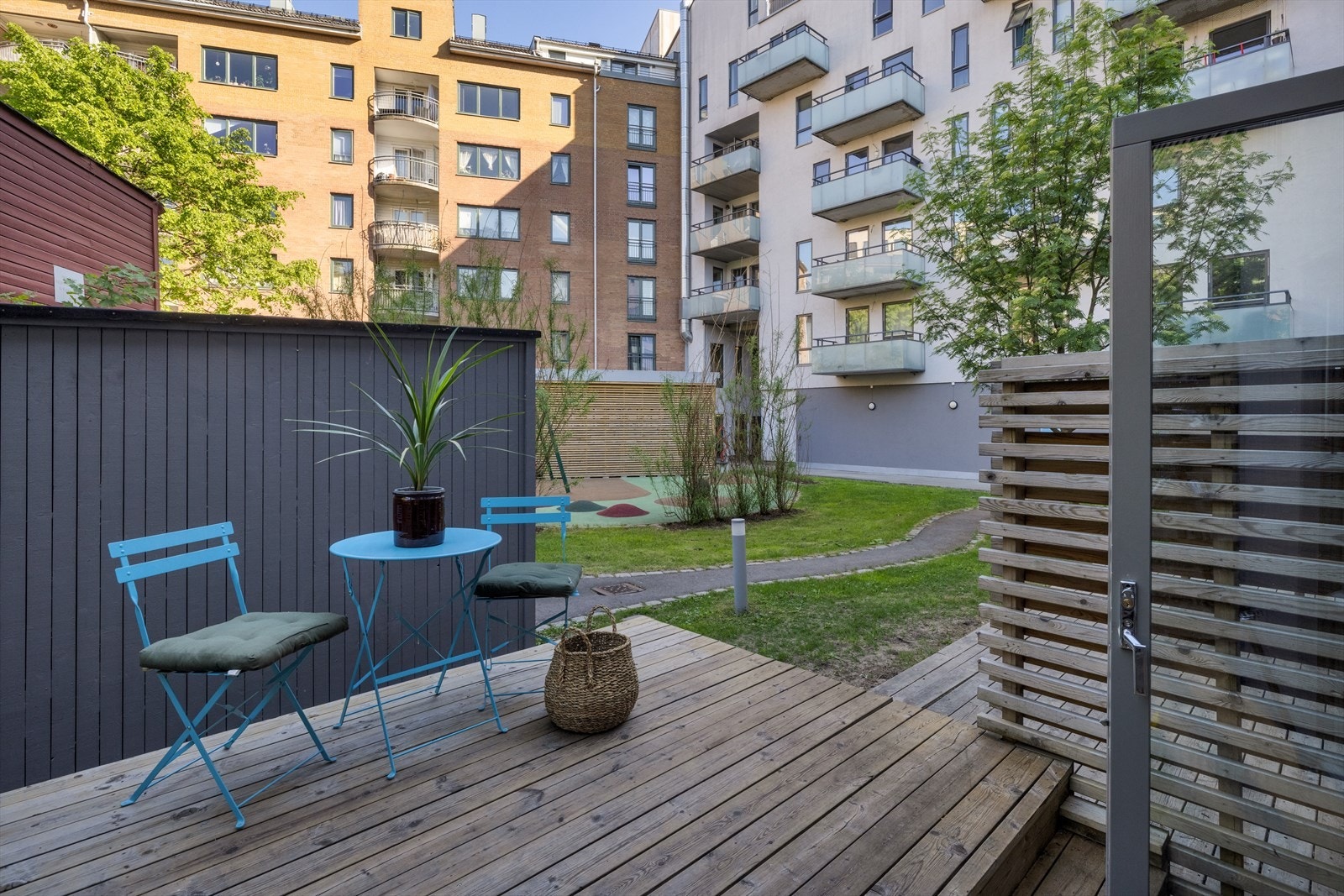 - I likhet med resten av boligen ligger uteplassen skjermet til i indre gård - Galleribilde