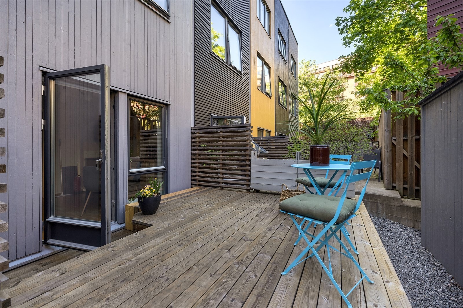 - Hybeldelen har tilgang til en ca. 9 m² markterrasse og har egen inngang - Galleribilde