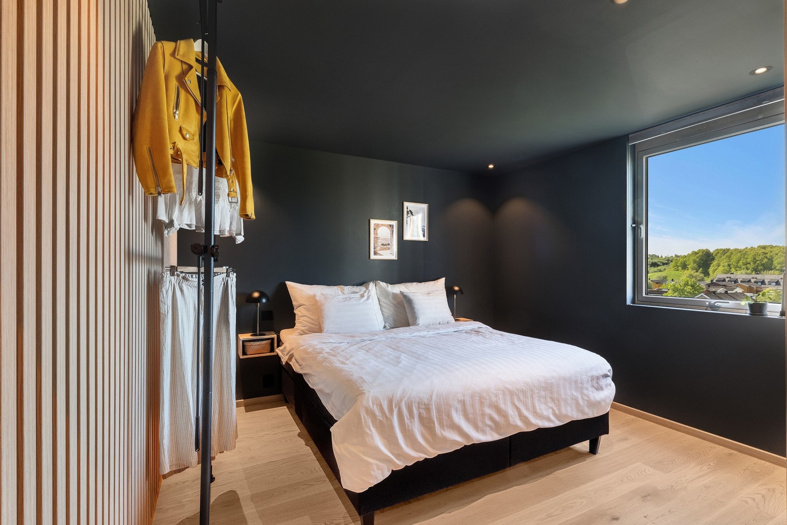 Soverommet hat downlights i himling. Soverommet vender mot rolige omgivelser, så her kan du sove godt uten støy og innsyn. Galleribilde