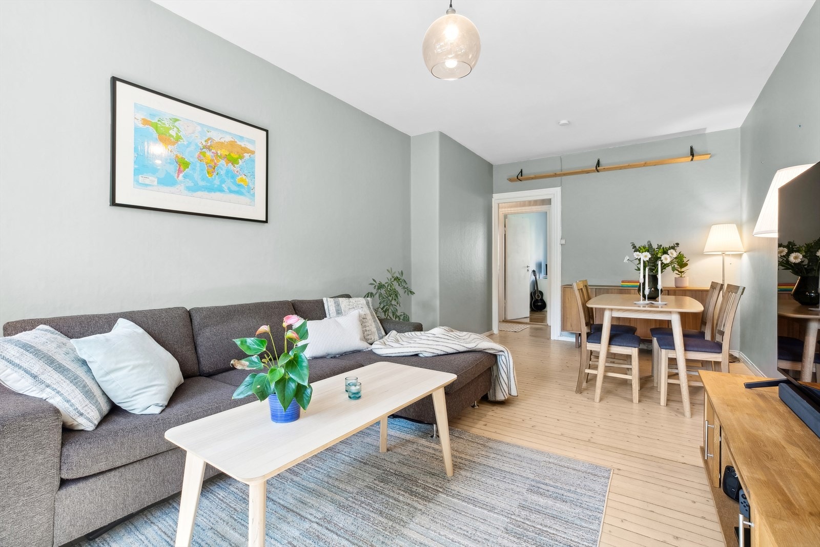 Her har du en god løsning med stue og spisestue som inviterer til sosialt samvær. Galleribilde