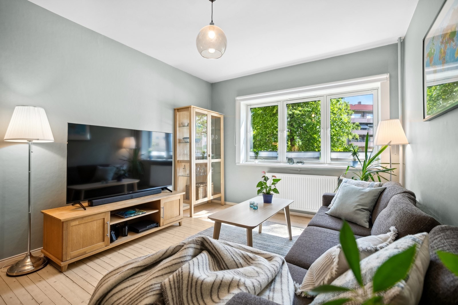 Her får du en høy 1.etasje med sjarmerende originale tregulv og tidsriktig fargevalg. Galleribilde