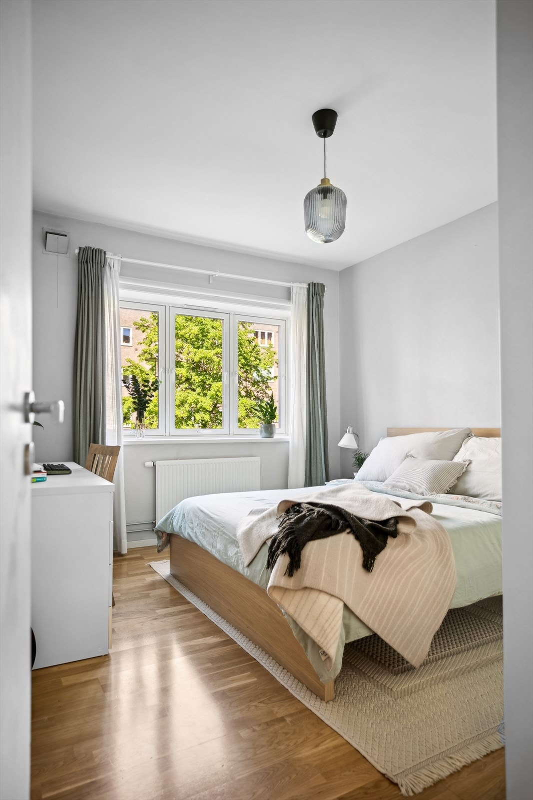 Soverommet er malt i en behagelig gråtone som gjør det lett å innrede etter eget ønske. Galleribilde