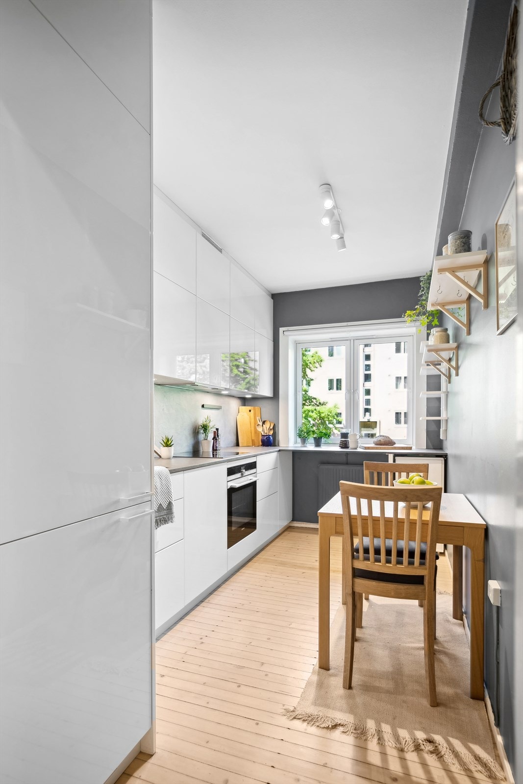 Praktisk designet med god benke- og lagringsplass. Galleribilde