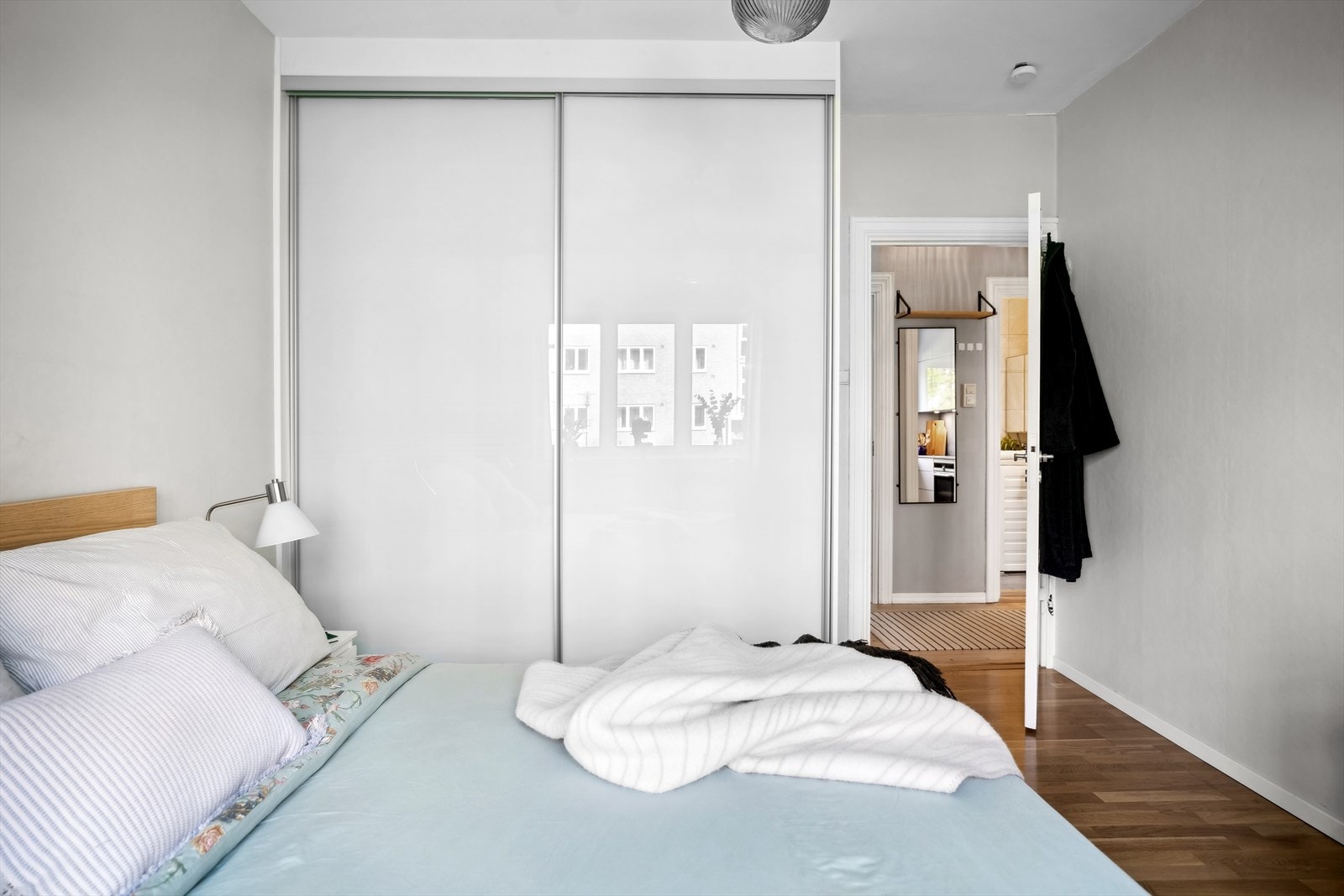 Et stort og velutstyrt garderobeskap medfølger. Samt at du har ytterligere oppbevaringsplass i romslig bod/walk-in closet i entreen. Galleribilde