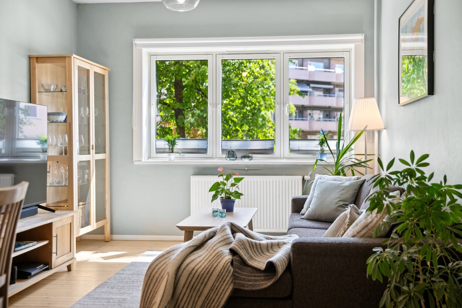 Leiligheten har nye vinduer fra 2018. Store vindusflater sørger for rikelig med naturlig sollys. Det er essensielt for å skape en god romfølelse. Galleribilde