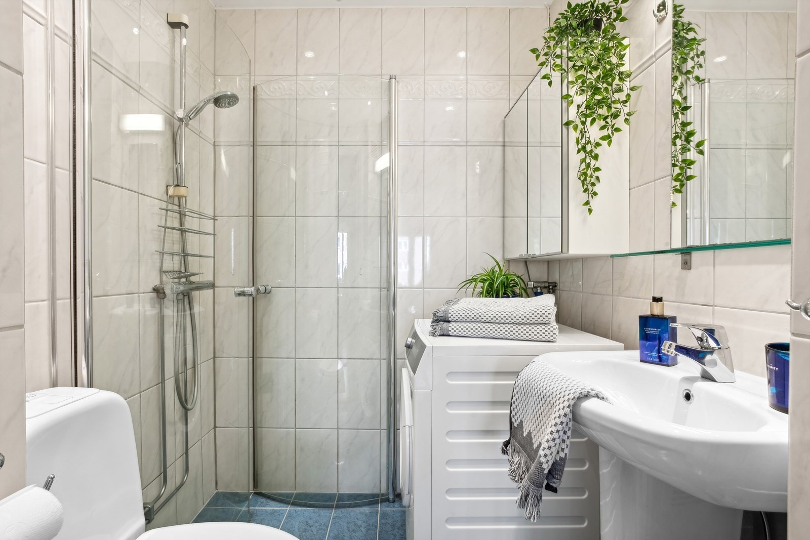 Badet ble modernisert i regi av borettslaget i
2001 med fullstendig utskiftning av alle vann- og
avløpsrør, membran og sluk. Galleribilde