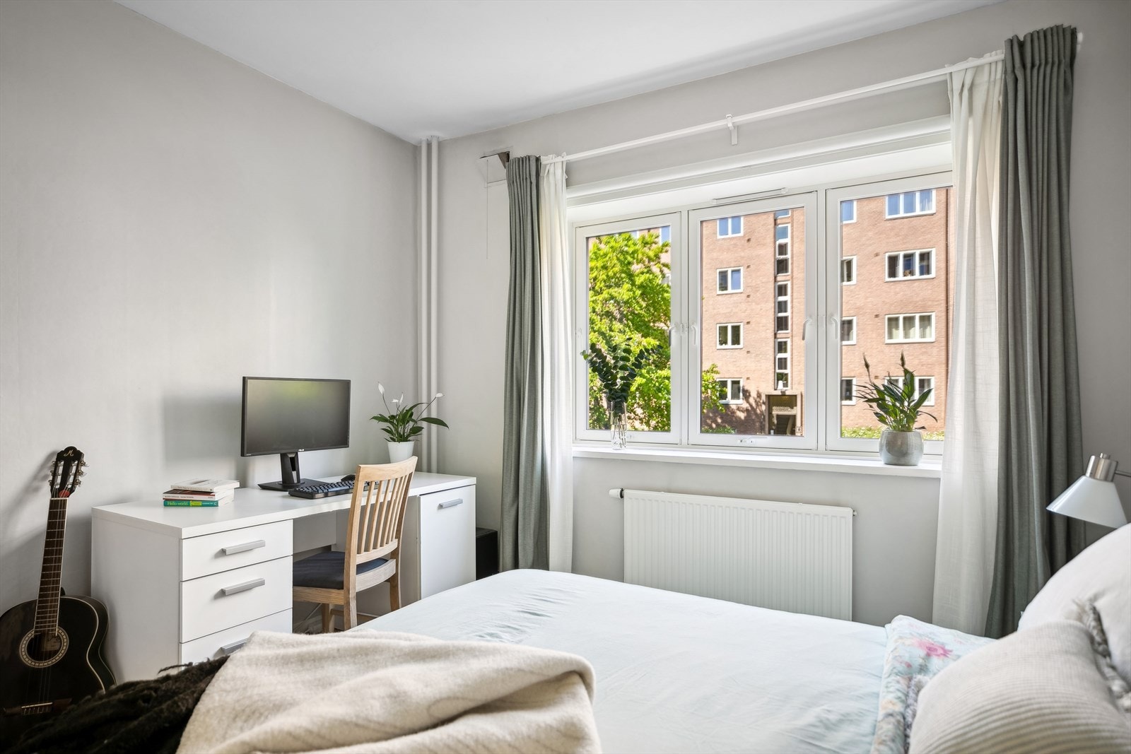 Soverommet vender inn mot rolig bakgård. Galleribilde