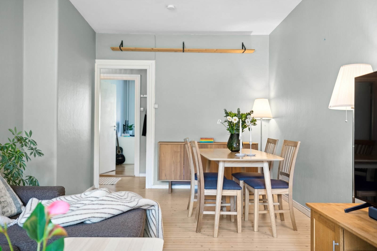 Her har du god plass til hyggelig spisegruppe, som kan slås ut perfekt for sosiale sammenkomster. Galleribilde