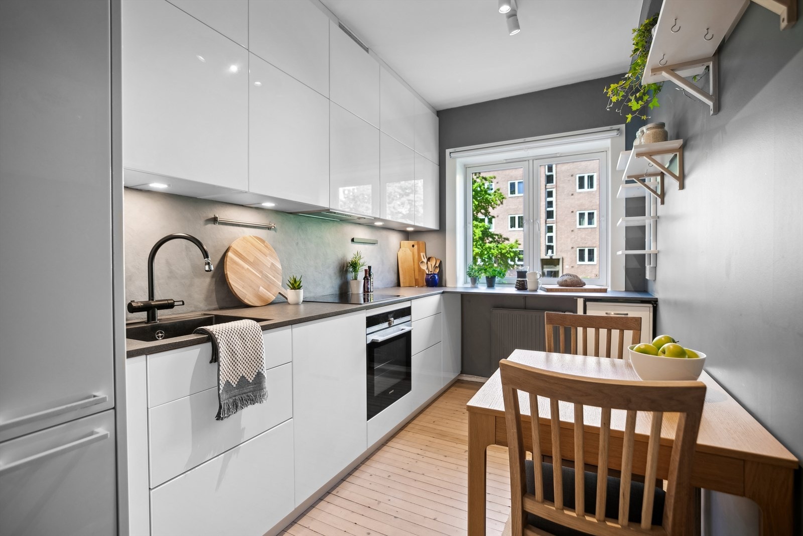 Her får du et lekkert Kvikk kjøkken fra 2017 med høyglansfolierte fronter og laminat benkeplate. Galleribilde