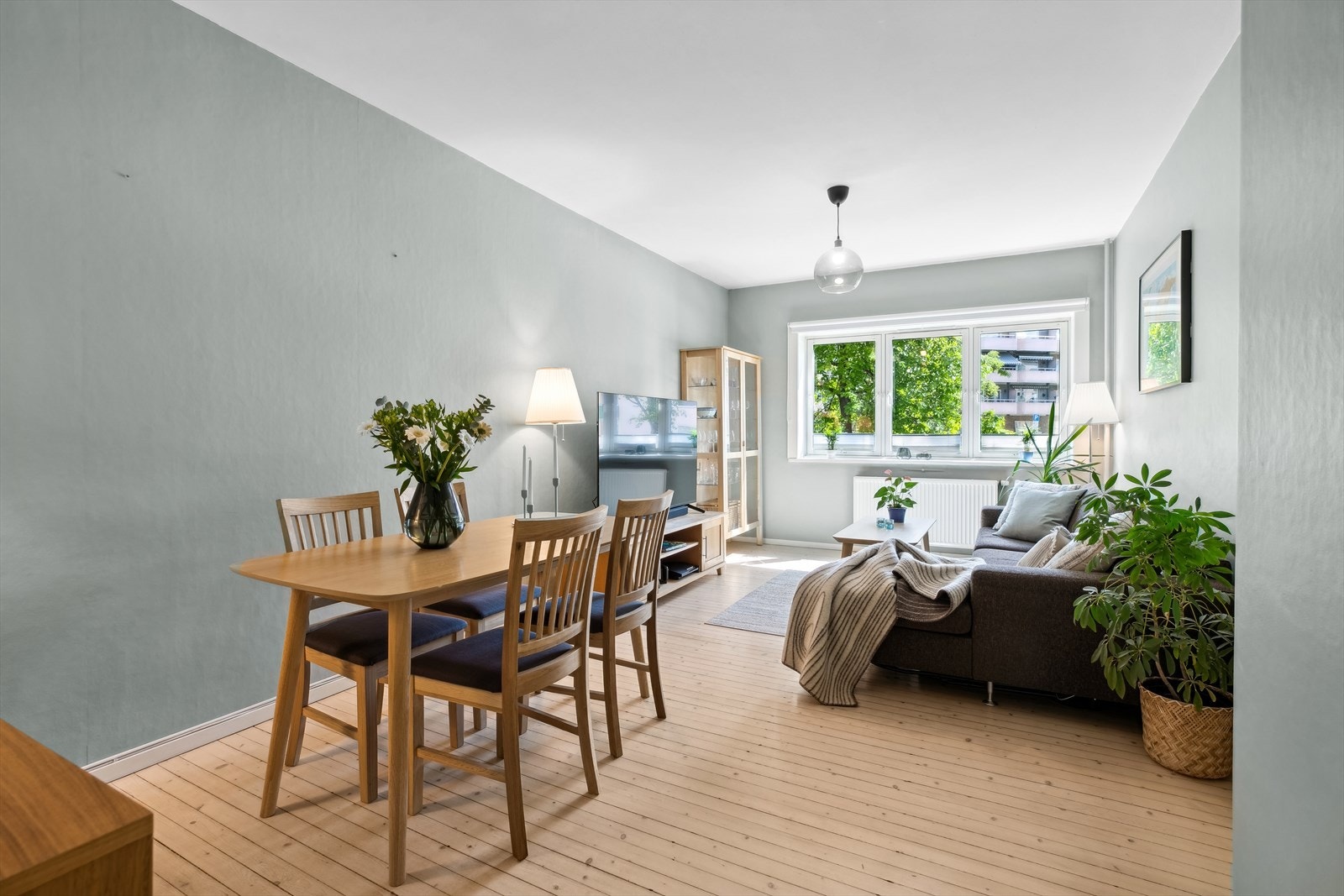 Når strømprisene stiger er det godt å vite at oppvarming av boligen og varmtvann er inkludert i felleskostnadene. For øvrig er felleskostnadene kun på kr. 4 178,- Galleribilde