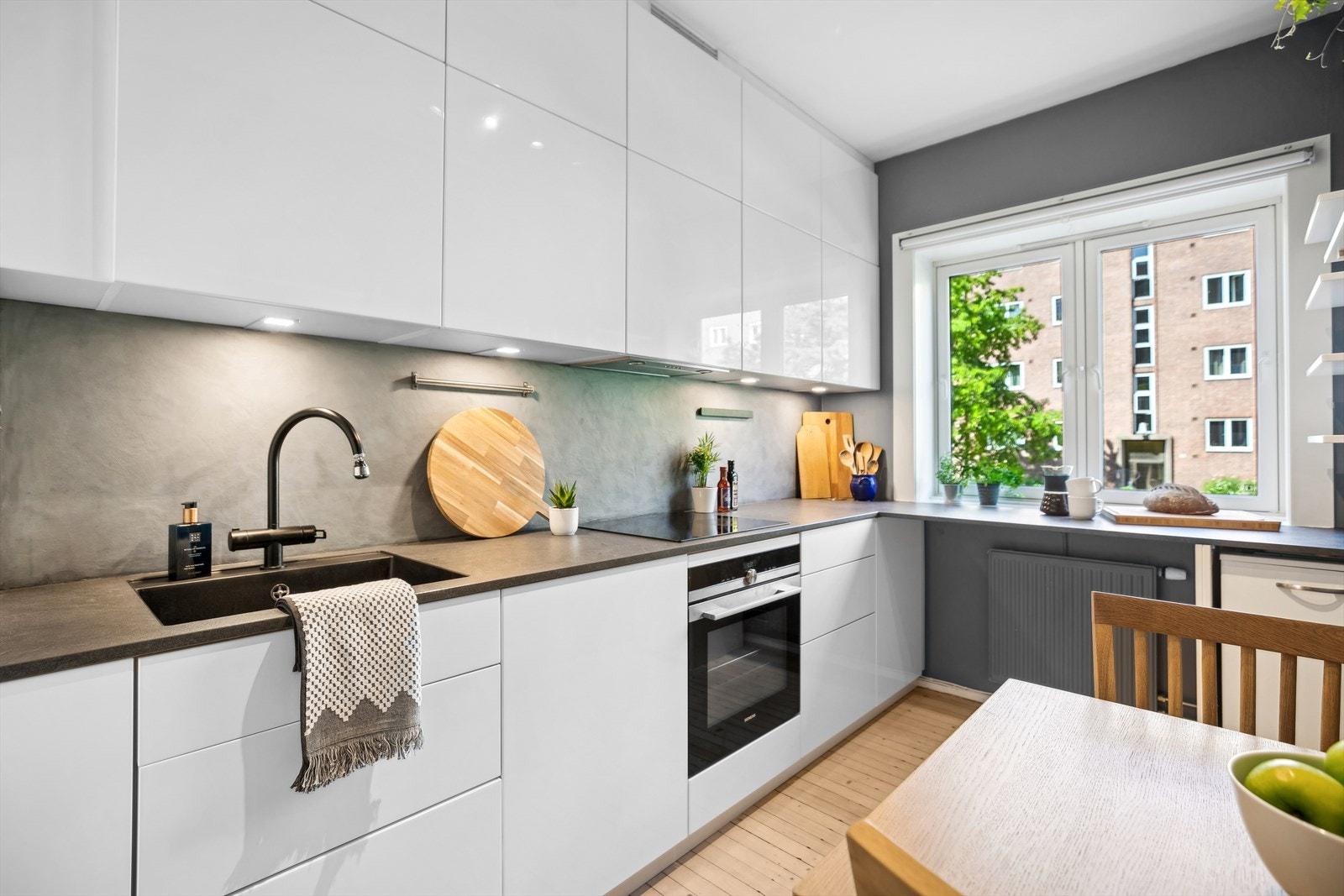 Koselig plass til å nyte morgenkaffen med utsikt over den flotte bakgården. Galleribilde