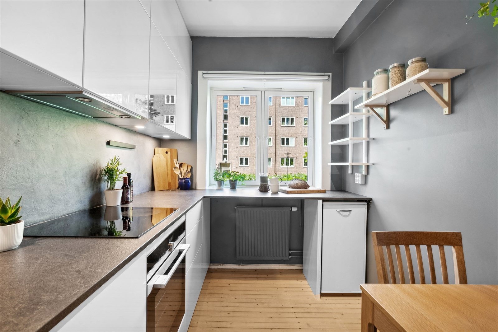 Flere tilsvarende leiligheter i borettslaget velger å flytte kjøkkenet ut i stuen for å etablere ett ekstra soverom her. Galleribilde