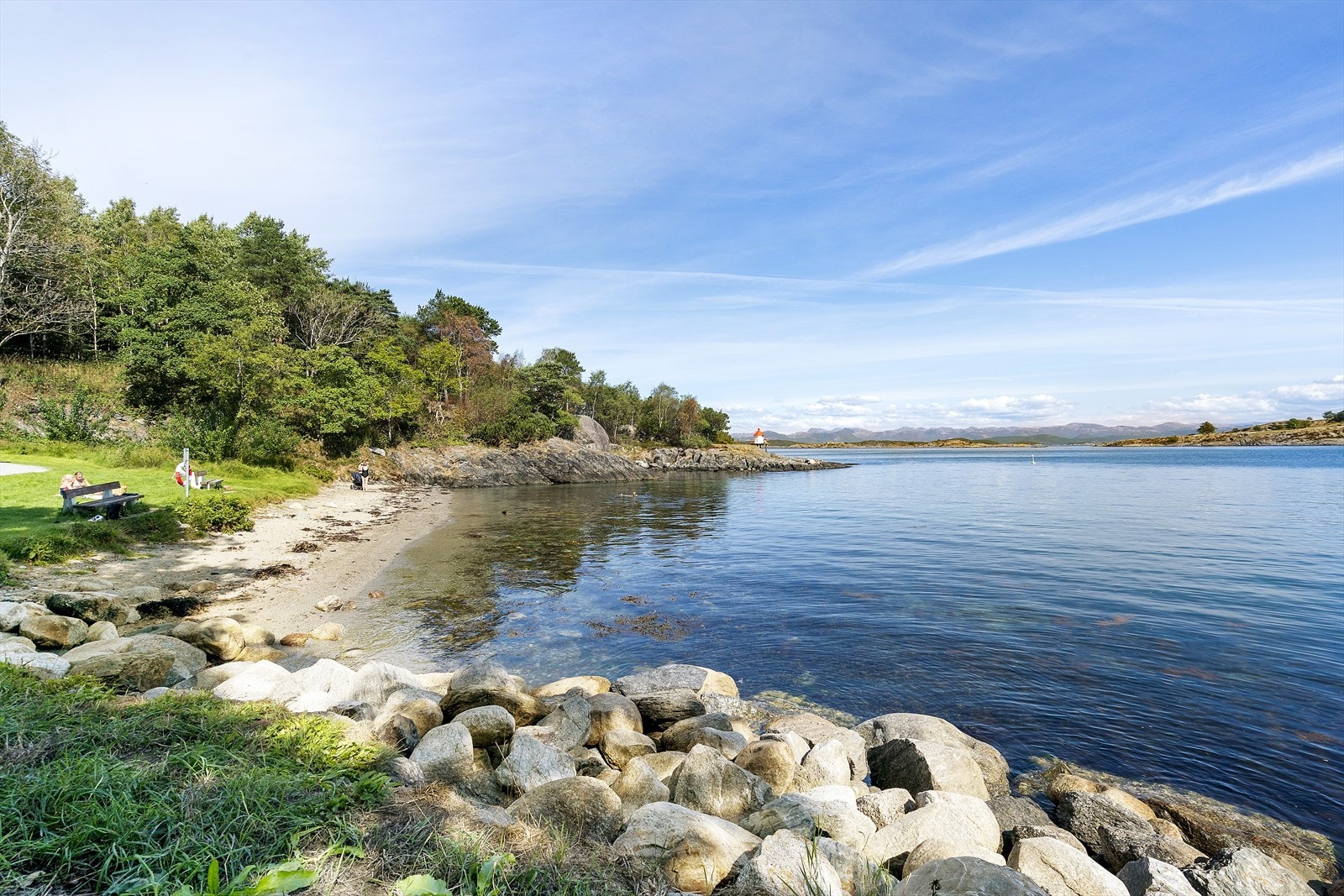 Badestrand og tursti like nedenfor leiligheten Galleribilde